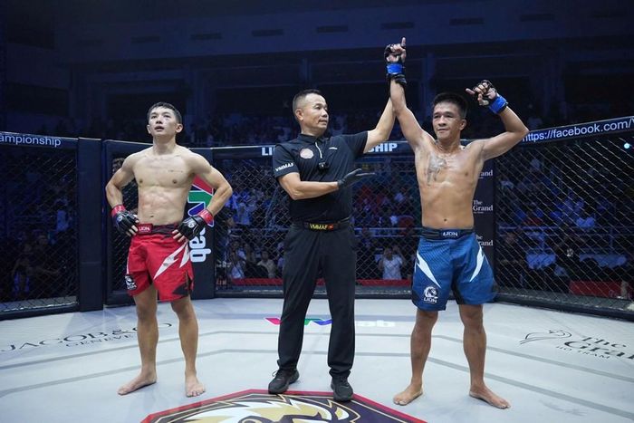 Nhà vô địch Muay thế giới Lê Hoàng Đức (quần xanh) áp đảo tài năng trẻ Võ Tiến Đạt hoàn toàn trong toàn bộ trận đấu. Ảnh: VMMAF