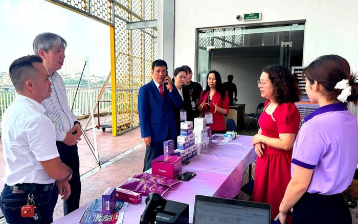 Các đại biểu trao đổi với các chuyên gia hỗ trợ tư vấn, chăm sóc sức khỏe dự phòng. Ảnh: Mai Hoa