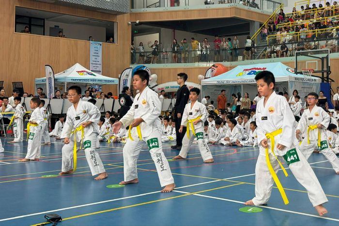 Các võ sinh thực hiện bài thi. Ảnh: Mai Hoa