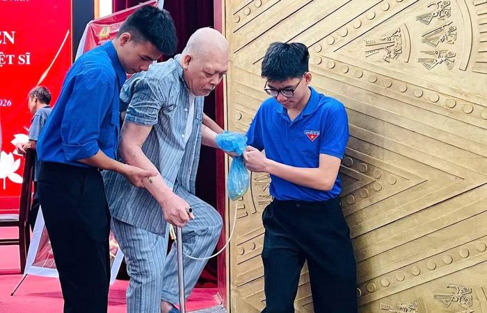Thanh niên xã Đông Anh hỗ trợ thân nhân liệt sĩ tại buổi lấy mẫu sinh phẩm ADN. Ảnh: ĐXĐA.