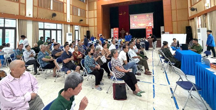 Thanh niên xã Thanh Trì hỗ trợ các lực lượng và người dân trong quá trình xác định danh tính liệt sĩ. Ảnh: CTV.