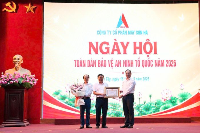 Tập thể Công ty Cổ phần May Sơn Hà được Chủ tịch UBND thành phố Hà Nội tặng Bằng khen vì có thành tích trong phong trào “Toàn dân bảo vệ an ninh Tổ quốc”. Ảnh: PV
