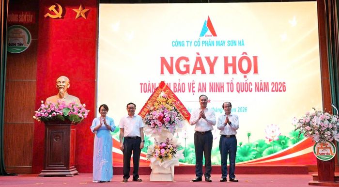 Các đại biểu chúc mừng ngày hội. Ảnh: PV