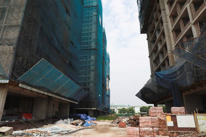 Đoàn kiểm tra UBND phường Hoàng Liệt đã yêu cầu chủ đầu tư tăng máy móc, thiết bị, nhân dự trước 22-8-2026. Ảnh AT.