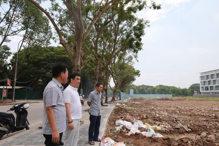 Tại dự án Dự án Nhà ở cho cán bộ, chiến sĩ lực lượng vũ trang tại ô đất HH-01 Khu đô thị Nam hồ Linh Đàm, phường yêu cầu chủ đầu tư khẩn trương hoàn chỉnh rào quây, vệ sinh môi trường. Ảnh AT.