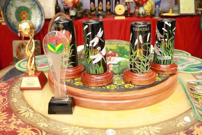 Các sản phẩm tranh kính nghệ thuật Vinh Coba được giới thiệu tới công chúng. Ảnh: TH