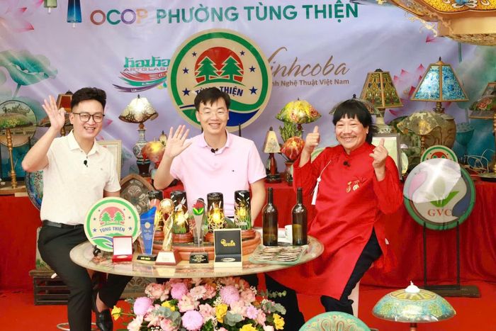 Chủ tịch UBND phường Tùng Thiện Nguyễn Viết Đạt (ngồi giữa) trực tiếp tham gia livestream quảng bá sản phẩm OCOP trên nền tảng số. Ảnh: TH