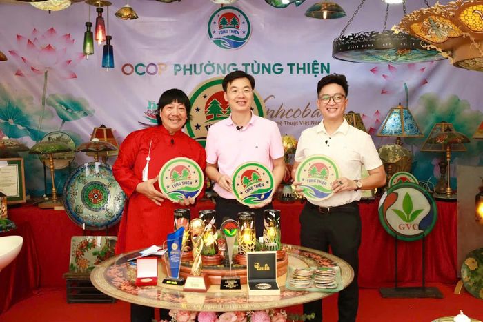Phiên livestream thu hút hơn 3.000 lượt người xem, góp phần quảng bá sản phẩm OCOP và làng nghề Tùng Thiện trên nền tảng số. Ảnh: TH