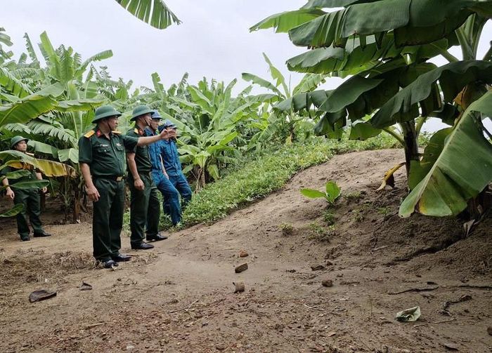 Các lực lượng chức năng ở xã Phú Xuyên kiểm tra tuyến đê bối dài 3,3km nằm ở vùng ngoài đê sông Hồng. Ảnh: PV