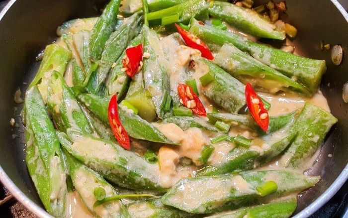 Đậu bắp xào chao là một món ăn khá hấp dẫn.