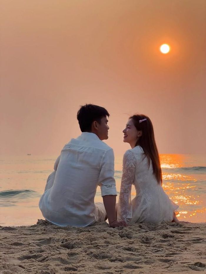 Khác với nhiều cặp đôi trong giới giải trí, Hòa Minzy và bạn trai lựa chọn giữ kín mối quan hệ. Trong suốt khoảng 4 năm, nữ ca sĩ hiếm khi chia sẻ về chuyện tình cảm trước công chúng. Nam quân nhân cũng luôn đứng phía sau, âm thầm ủng hộ sự nghiệp của bạn gái thay vì xuất hiện trước truyền thông.