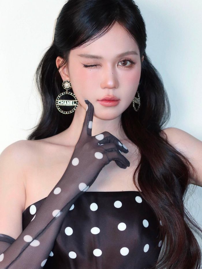 Phụ kiện cũng đóng vai trò quan trọng. Thay vì sử dụng nhiều món cùng lúc, cô tập trung vào đôi khuyên tai statement cỡ lớn và găng tay đồng bộ với trang phục. Cách làm này giúp diện mạo có dấu ấn riêng mà không cần phụ thuộc vào một loạt phụ kiện cầu kỳ.