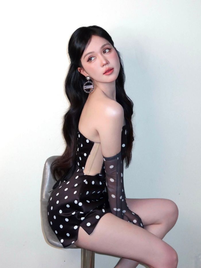 Ngọc Trinh còn khéo léo tận dụng phom dáng để làm nổi bật tỷ lệ cơ thể. Thiết kế ôm eo, dáng ngắn và phần vai trần tạo hiệu ứng kéo dài vóc dáng. Với những người không muốn mặc quá táo bạo, công thức này vẫn có thể ứng dụng bằng váy dài hơn, giảm khoảng cut-out hoặc khoác thêm blazer bên ngoài.