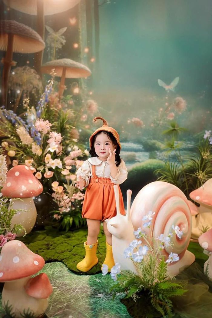 Trước đó, trên MXH, những hình ảnh của Lisa khiến khán giả bị "đốn tim" vì quá đáng yêu và xinh xắn. Mới gần 3 tuổi, cô bé đã trở thành hot kid trong làng giải trí. Mỗi lần xuất hiện trên trang cá nhân của mẹ, bé Lisa nhận được lượng tương tác lớn từ mạng xã hội. Nhiều người khẳng định, bé út nhà Khánh Thi - Phan Hiển còn "hot" hơn cả ba mẹ.