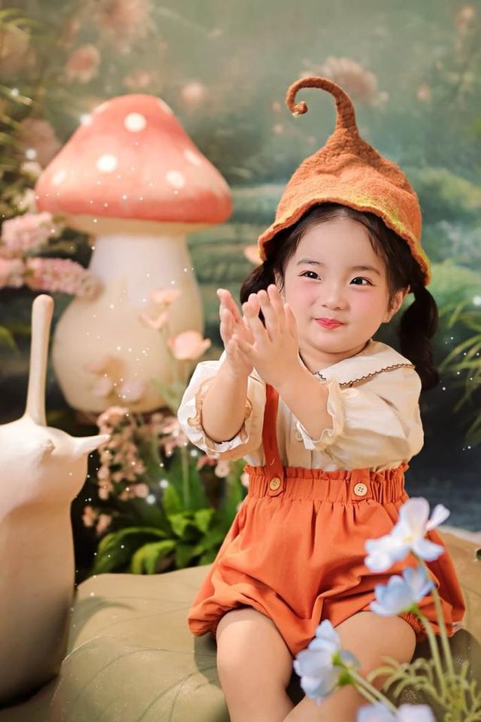 Khánh Thi viết: "Sản phẩm này rất hay dỗi hờn. Vui lòng chiều chuộng và yêu thương". Dòng trạng thái cùng hình ảnh của Lisa nhận được nhiều tình cảm lẫn tương tác từ phía khán giả.