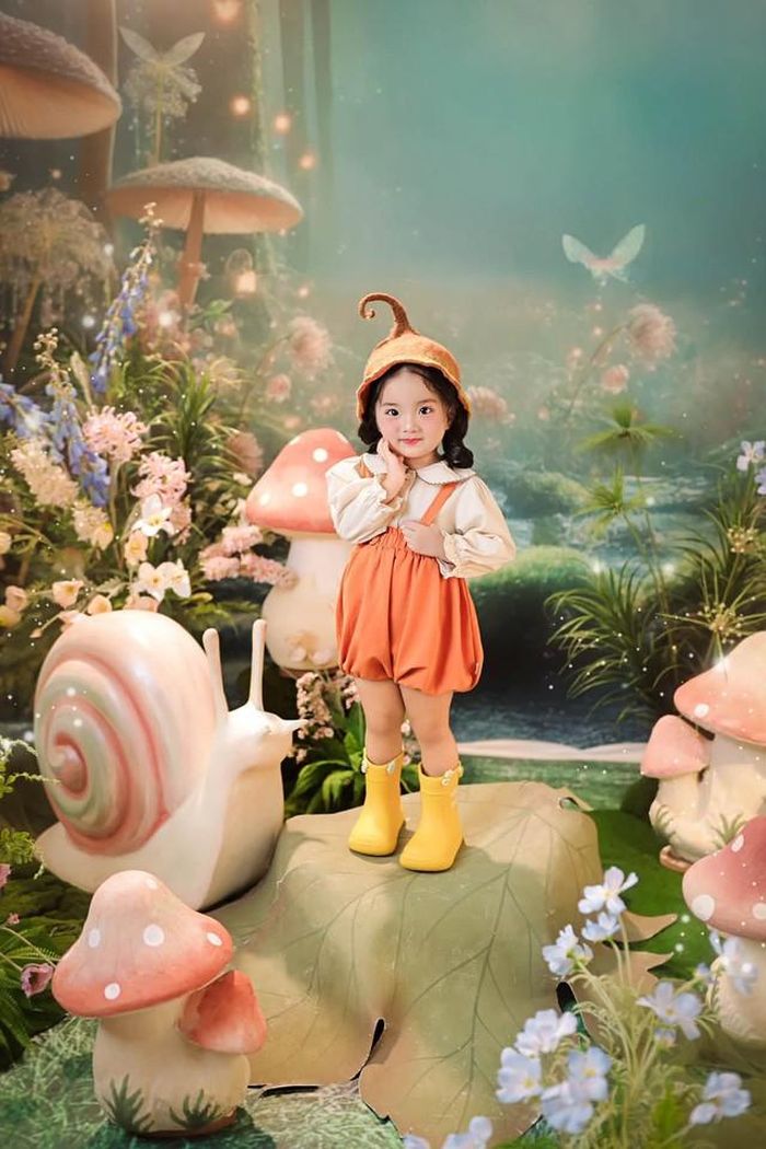 Lisa mỗi lần xuất hiện trên mạng xã hội đều chiếm trọn "spotlight" của bố mẹ bởi vẻ ngoài đáng yêu, trong trẻo. Đây không phải là lần đầu bé Lisa - con gái Khánh Thi và Phan Hiển nhận được lời khen từ cộng đồng mạng. Với ngoại hình xinh xắn dễ thương cùng sự lém lỉnh, Lisa đã chinh phục được trái tim nhiều khán giả. Chính Khánh Thi có lần còn chia sẻ hiện tại Lisa còn hot hơn cả bố mẹ, bằng chứng là mỗi lần đăng ảnh Lisa, Facebook của Khánh Thi nhận được tương tác lớn.