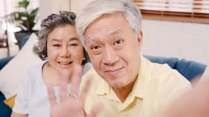 Việc giữ một tinh thần lạc quan và tích cực cũng là một trong những cách giúp cha mẹ già có một cuộc sống hưu trí vui khỏe. Ảnh minh họa