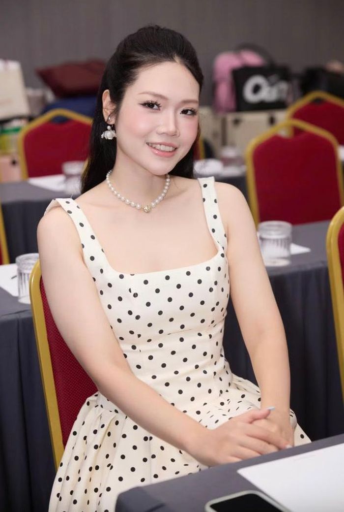 Mẹ của Ngọc Châu không đặt nặng chuyện vương miện bởi bà cho rằng một cô gái muốn đi xa cần hội tụ nhiều yếu tố, từ nhan sắc, trí tuệ, văn hóa, khả năng truyền cảm hứng đến sự yêu mến của khán giả và cả may mắn. Quan trọng hơn, đó phải là người có năng lực thật sự, biết học hỏi và không ngừng hoàn thiện.