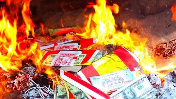 Ngày rằm tháng 7 còn là ngày "xá tội vong nhân" nên việc cúng bái và đốt vàng mã là điều không thể tránh khỏi. Tuy nhiên, trong thời gian này cũng không nên tùy tiện đốt giấy, vàng mã tràn lan.