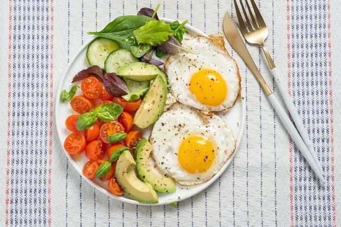 Bữa sáng với trứng và quả bơ có chỉ số đường huyết thấp, phù hợp với người bệnh đái tháo đường. Ảnh minh họa AI.