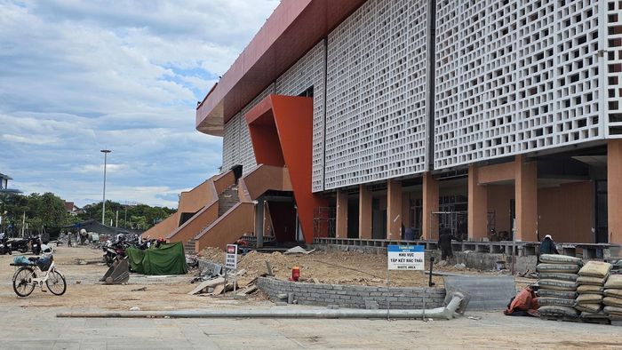 Công nhân tập trung thi công ở 4 mặt của không gian bên ngoài nhà thi đấu. Ảnh: H.Dũng.