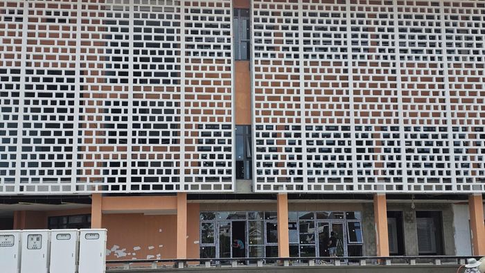 Một số khu vực đã cơ bản hoàn thiện, tạo diện mạo mới cho quảng trường. Ảnh: H.Dũng.
