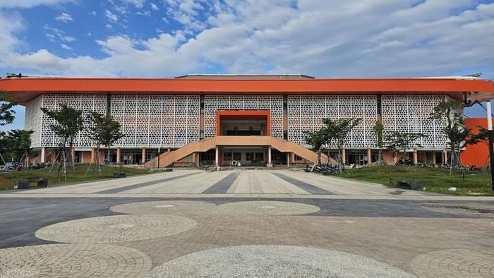 Hạng mục nhà thi đấu thuộc dự án đang được hoàn thiện. Ảnh: H.Dũng.