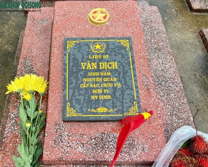 Trên bia tưởng niệm chỉ có tên liệt sĩ Hoàng Văn Dịch, trong nghĩa trang có một phần mộ ghi tên Văn Dịch.