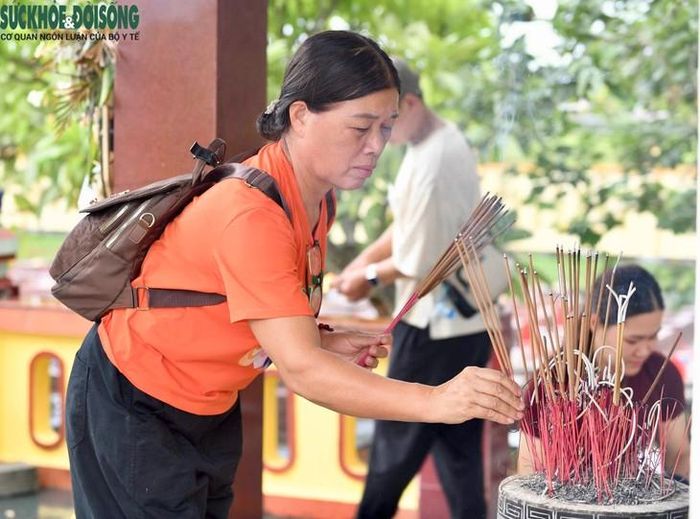 Gia đình bà Nhớ hàng chục năm ngược xuôi tìm gặp đồng đội, đến nhiều nghĩa trang liệt sĩ để tìm thông tin, từng manh mối dù chỉ là nhỏ nhất về nơi an nghỉ của bố.