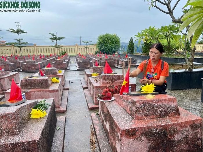 Bà Nhớ và người thân mong một phép màu sẽ đến sau đằng đẵng thời gian lần tìm thông tin về bố.
