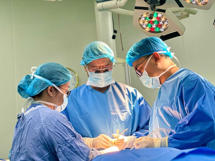 Các bác sĩ thực hiện phẫu thuật cho bệnh nhi.  Ảnh: BVCC