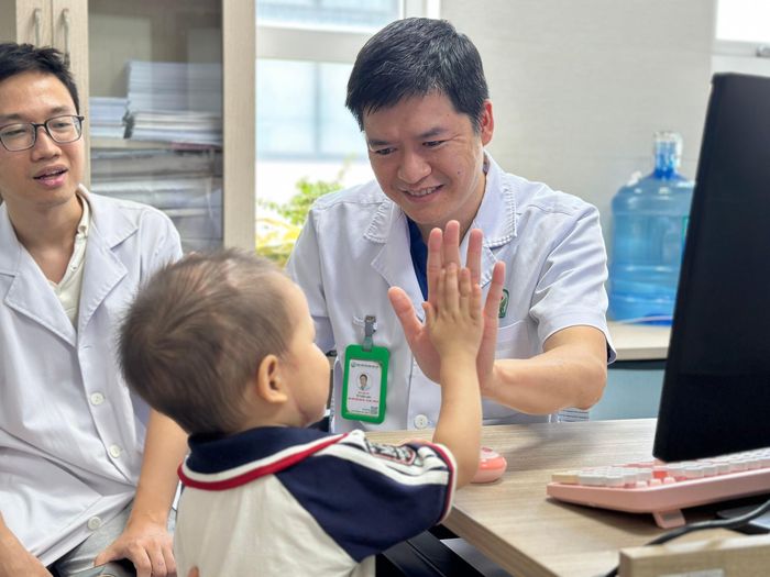 Trẻ đã hồi phục, sức khoẻ ổn định và tương tác vui vẻ với bác sĩ trước khi ra viện.  Ảnh: BVCC