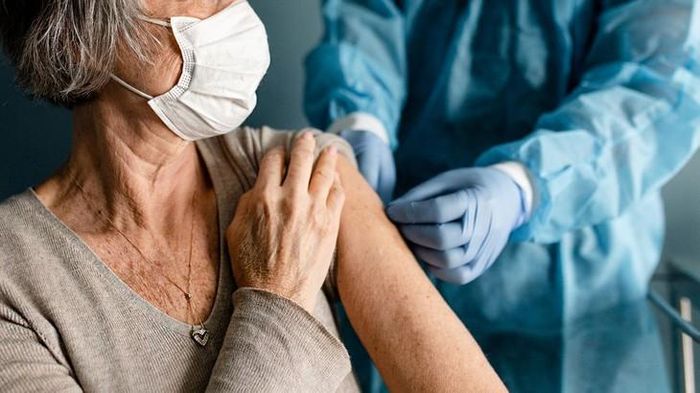 Tiêm vaccine cúm và phế cầu giúp giảm nguy cơ mắc và biến chứng của bệnh hô hấp. Ảnh: AI