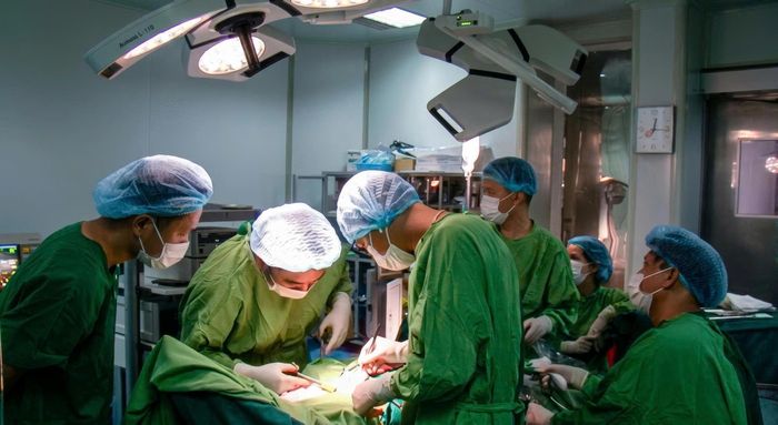 TS.BS Trương Vĩnh Quý (góc phải ảnh) cùng ê-kíp bác sĩ tiến hành ca phẫu thuật cho bệnh nhân. Ảnh: BV.