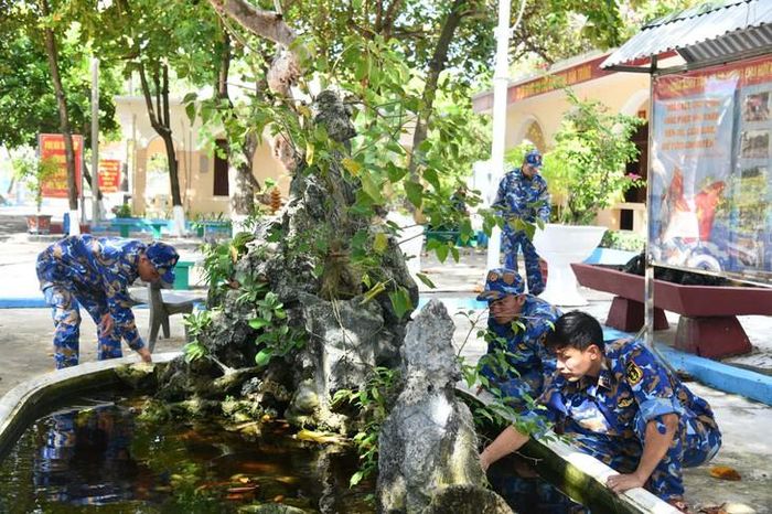 Cán bộ, chiến sĩ ở đảo Sinh Tồn củng cố, vệ sinh cảnh quan trên đảo. Ảnh: Thành Vũ.