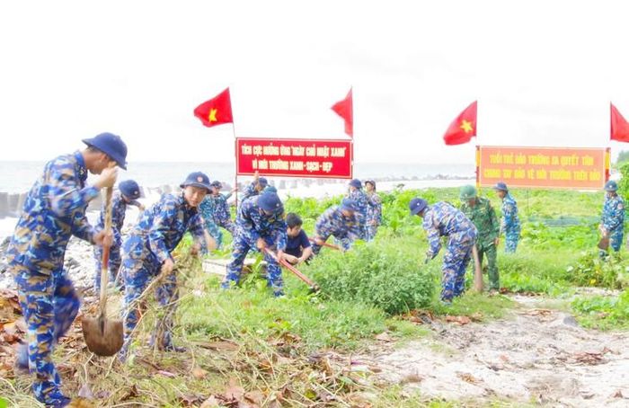 Thu gom rác thải, chăm sóc cây xanh ở đảo Trường Sa. Ảnh: Thành Vũ.
