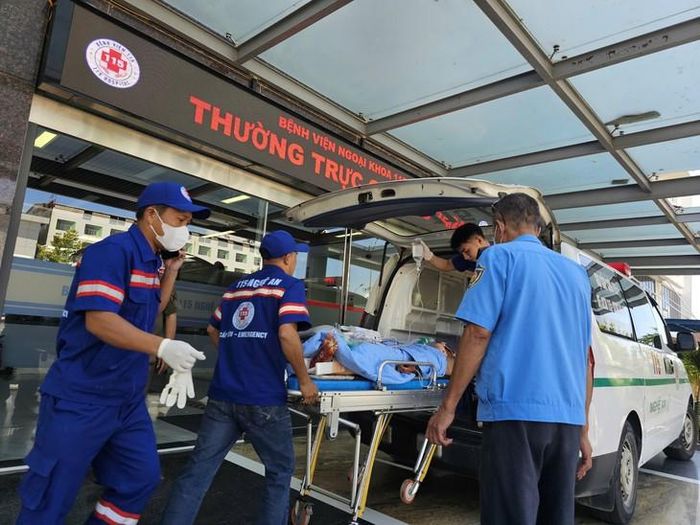 Nạn nhân được đưa tới bệnh viện cấp cứu. (Ảnh: N.T)