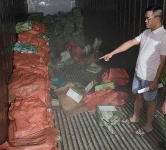Đối tượng Trần Văn Cối cùng tang vật. Ảnh: Công an tỉnh Quảng Ninh