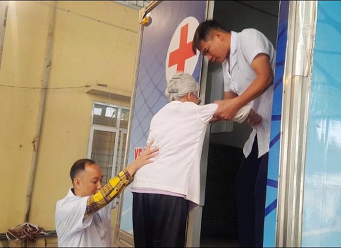 Chăm sóc sức khoẻ cho các đối tượng bảo trợ xã hội đang được chăm sóc, nuôi dưỡng tại Trung tâm Bảo trợ xã hội 2 Hà Nội. Ảnh: Trung tâm Bảo trợ xã hội 2 Hà Nội