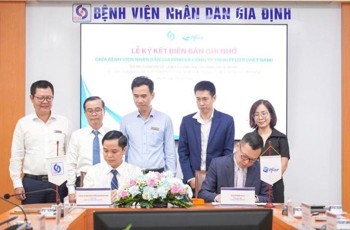 Hội Hô hấp TP. Hồ Chí Minh, Bệnh viện Nhân dân Gia Định và Pfizer Việt Nam ký kết hợp tác. Ảnh: Nguyễn Lê