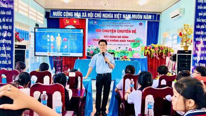 Đa dạng hoá hình thức truyền thông về phòng chông tác hại của thuốc lá.   Ảnh: SYT Cần Thơ