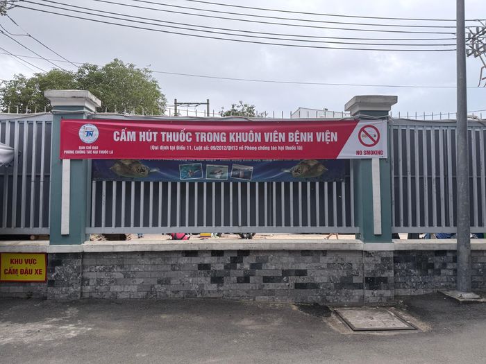 Truyền thông cấm hút thuốc lá trong khuôn viên bệnh viện tại Bệnh viện Thống Nhất. Ảnh: Thái Bình