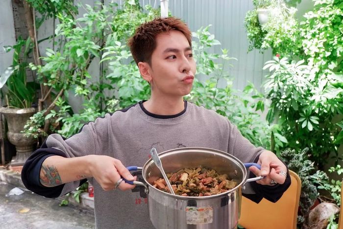 Hành động đầy thành ý này nhanh chóng khiến anh được cộng đồng fan đặt cho biệt danh "đại sứ thịt kho".