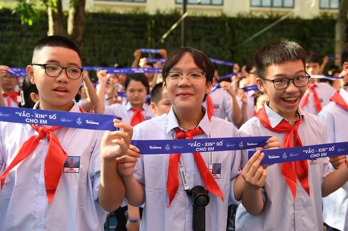 Học sinh trường Nguyễn Siêu hào hứng tham gia Diễn đàn.