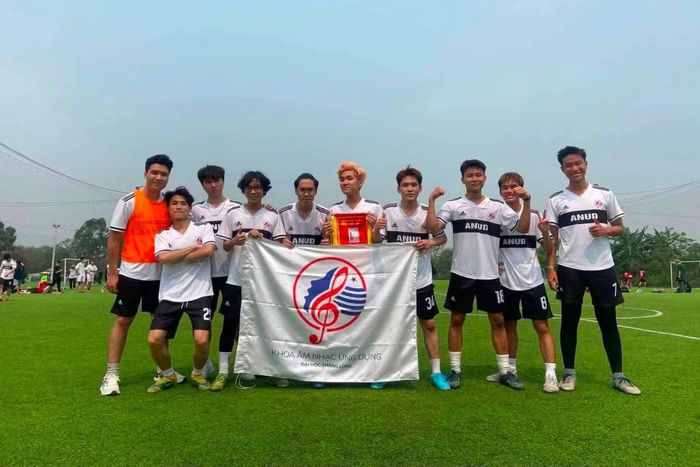 Hà An Huy (ngoài cùng, bên phải) là thành viên đội bóng của Khoa Âm nhạc Ứng dụng, trường ĐH Thăng Long. - Ảnh: @trinh.theu.24