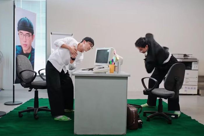 Vì tính chất công việc phải ngồi nhiều, Hà An Huy mắc chứng đau mỏi vai gáy, phải thực hiện các bài tập giãn cơ.