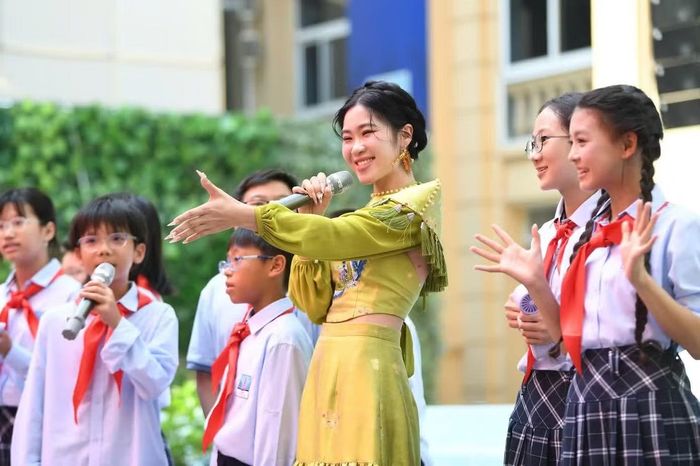 Á hậu Vân Nhi, người đẹp Thùy Dương, Ali Thục Phương cùng lên sân khấu hòa giọng với ca sĩ Hà Myo.