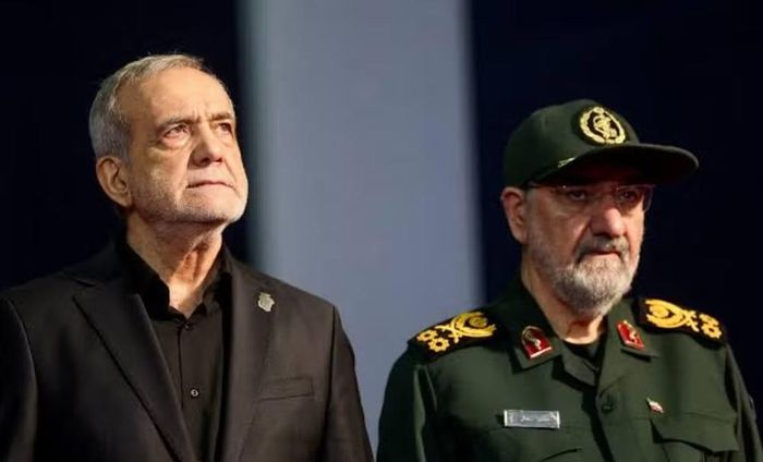 Ông từng chỉ huy lực lượng này trong cuộc chiến Iran - Iraq những năm 1980 và góp phần phát triển IRGC thành tổ chức quân sự quy mô lớn với các lực lượng lục quân, không quân, hải quân, đặc nhiệm Quds và Bộ tư lệnh Trung tâm Khatam al-Anbiya.