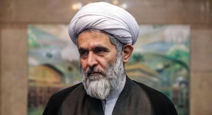 Chuyên gia Saeid Golgar cho rằng những thay đổi này có thể cho thấy ông Khamenei muốn kiềm chế hoặc gạt sang lề những nhân vật thuộc phe chủ hòa, vốn ủng hộ duy trì lệnh ngừng bắn hoặc tìm kiếm thỏa hiệp với Mỹ.