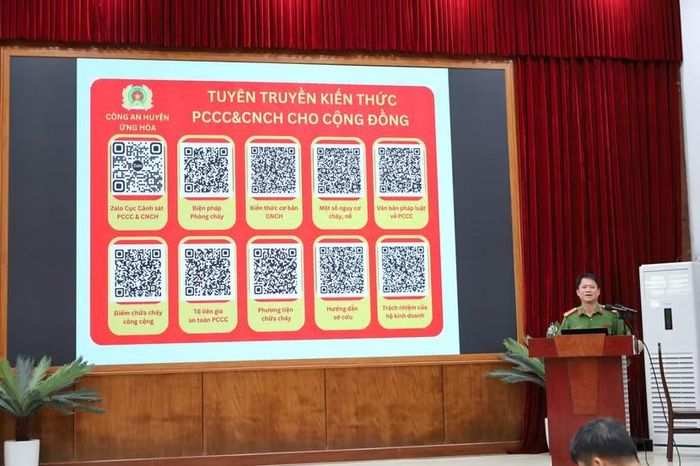 Trung tá Nguyễn Thành Đô - Đội phó Đội CC&CNCH hướng dẫn học viên cài đặt ứng dụng App báo cháy 114.
